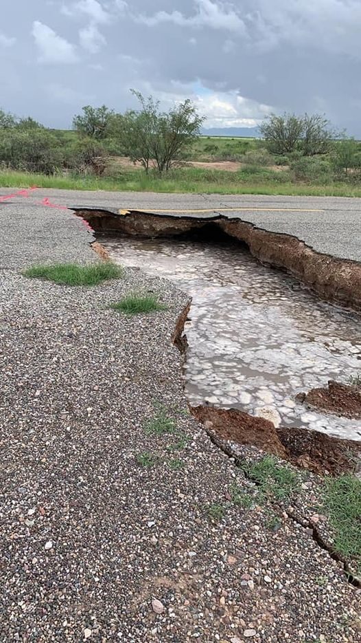 Огромные земные трещины разрывают землю в округе Кочис, штат Аризона