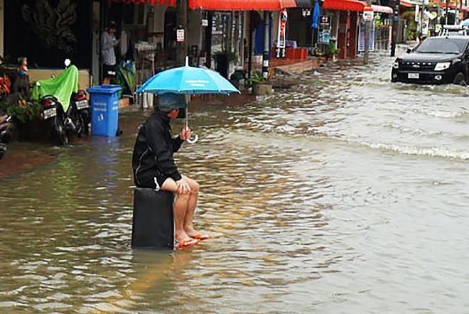 Тайский город Паттайю захлестнул паводок, местами глубина воды превышала 1 м