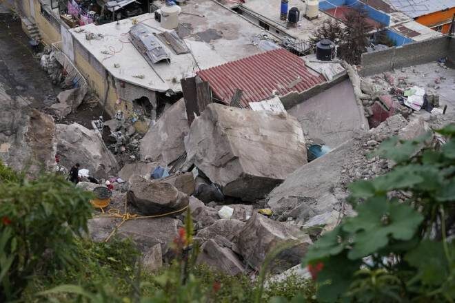 Сильный оползень в Мехико: валуны скалы обрушились на дома забрав жизнь как минимум 1 человека