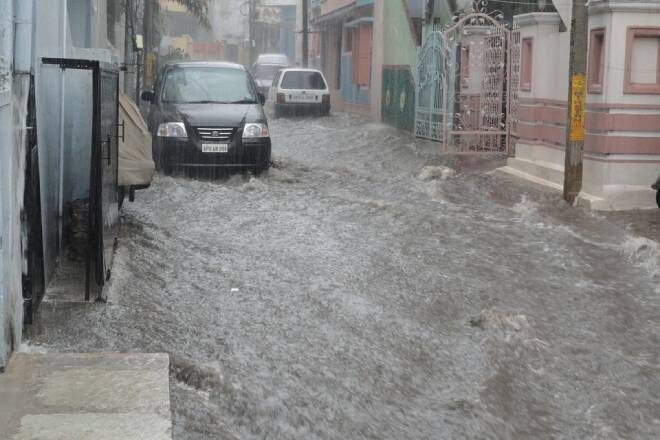 Наводнение в Испании: дождь и град затопили улицы и дороги