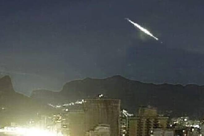Яркий метеор осветил небо Копакабаны в Бразилии