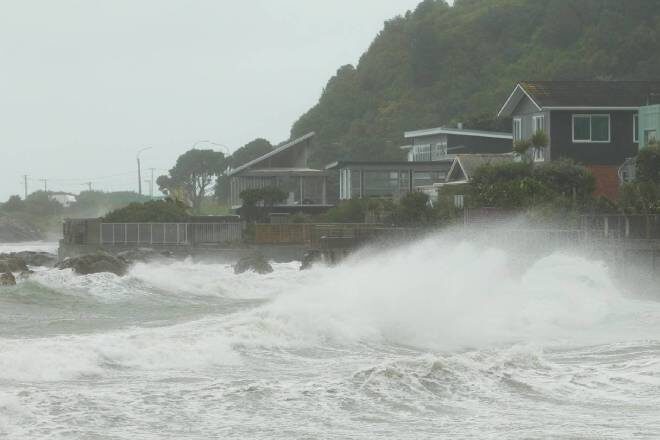 Сильный шторм накрыл Новую Зеландию: волны достигали 6 м