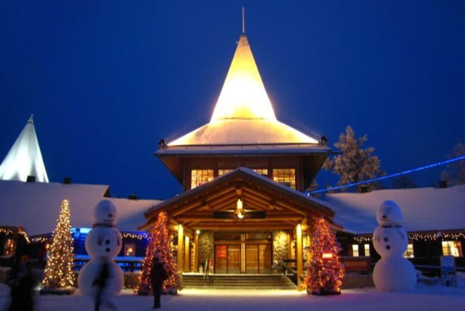 В Лапландию пришли ранние снегопады: резиденцию Санта-Клауса запорошило