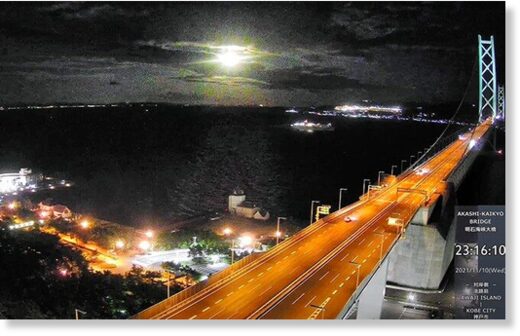 Footage from a live camera placed near the Akashi Kaikyo Bridge in Tarumi Ward, in Kobe, shows a fireball lighting up the sky at 11:16 p.m. on Nov. 10. (Provided by the Akashi Kaikyo Bridge live camera)