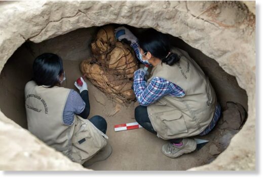 В Перу археологи обнаружили странную связанную мумию