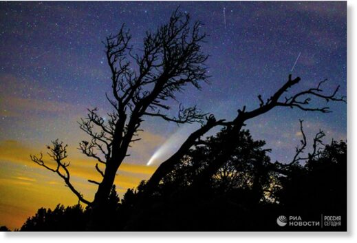 Стало известно, когда самая яркая комета года приблизится к Земле
