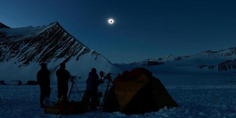 В Антарктиде сняли потрясающее солнечное затмение