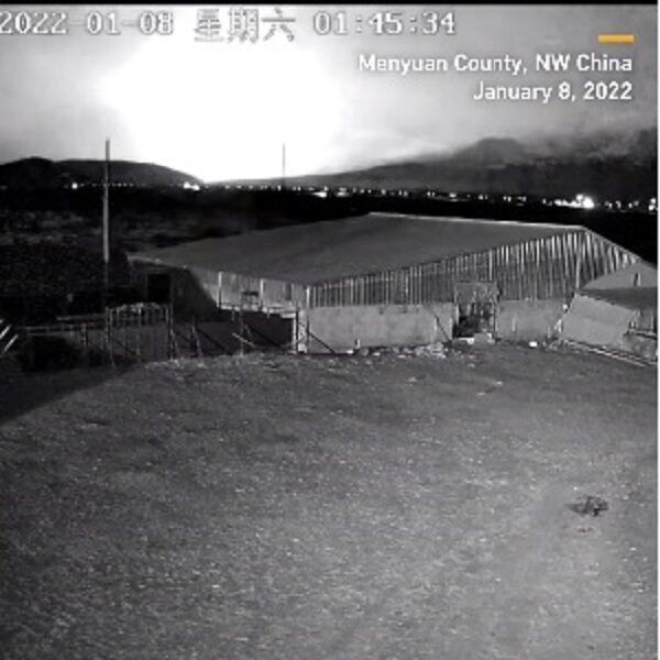 Странная мощная вспышка света произошла перед землетрясением в Цинхае, Китай