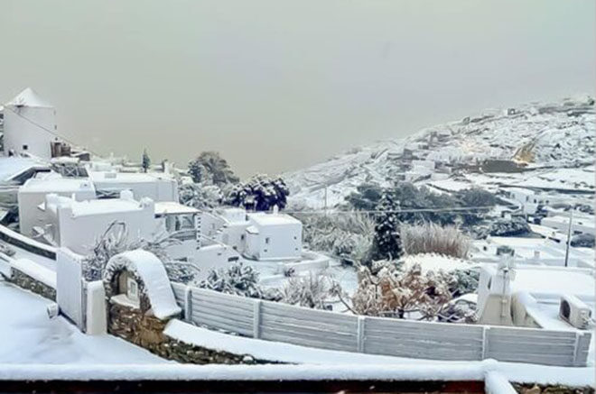 Редкое зрелище: греческий остров Миконос засыпало снегом