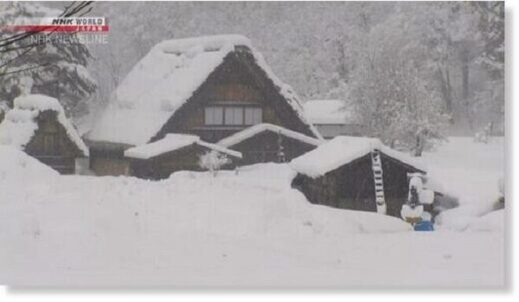 Японию заваливает снегом