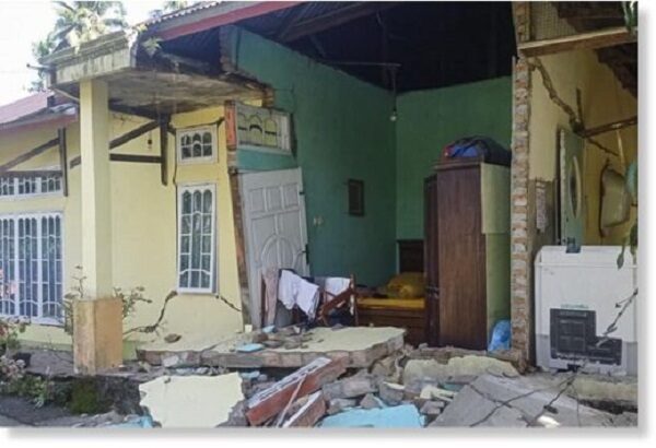 По меньшей мере 10 погибших в результате землетрясения магнитудой 6.2 в Индонезии