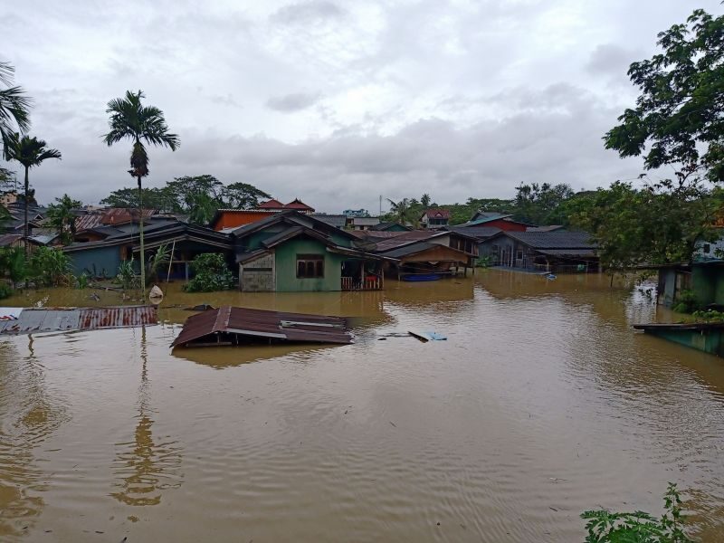 Обильные дожди вызвали наводнения в Наратхивате