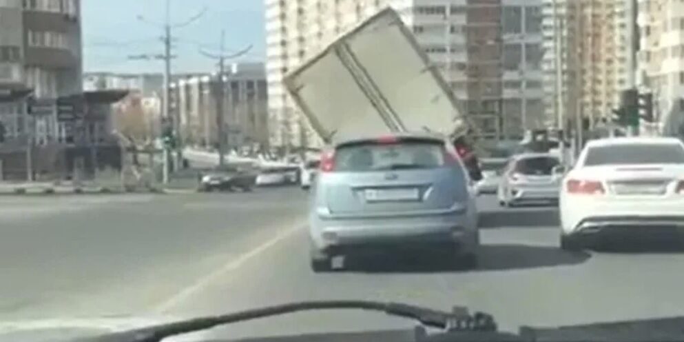 В Новороссийске сильный ветер перевернул грузовик