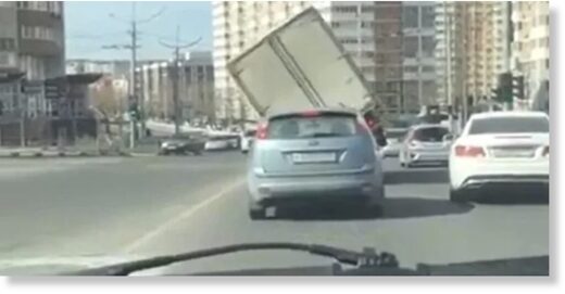 В Новороссийске сильный ветер перевернул грузовик