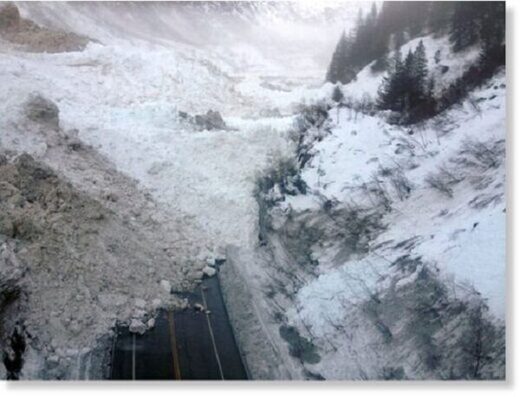 Город на Аляске покрыт 12 метрами снега после схода лавины