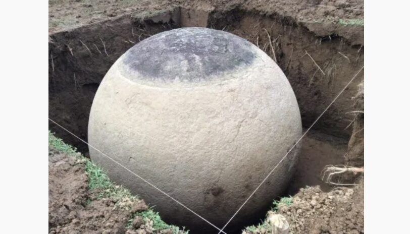 Археологи извлекли из земли загадочные каменные сферы, найденные на Коста-Рике