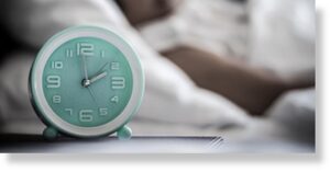Семь часов сна являются оптимальными в среднем и пожилом возрасте, говорят исследователи