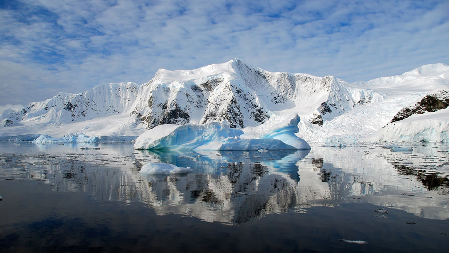 Подо льдом Антарктиды обнаружили древнее озеро 50 километров длиной