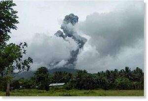 Вулкан Булусан извергается на Филиппинах