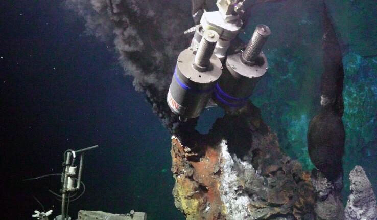 В глубинах Тихого океана обнаружили гигантское гидротермальное поле
