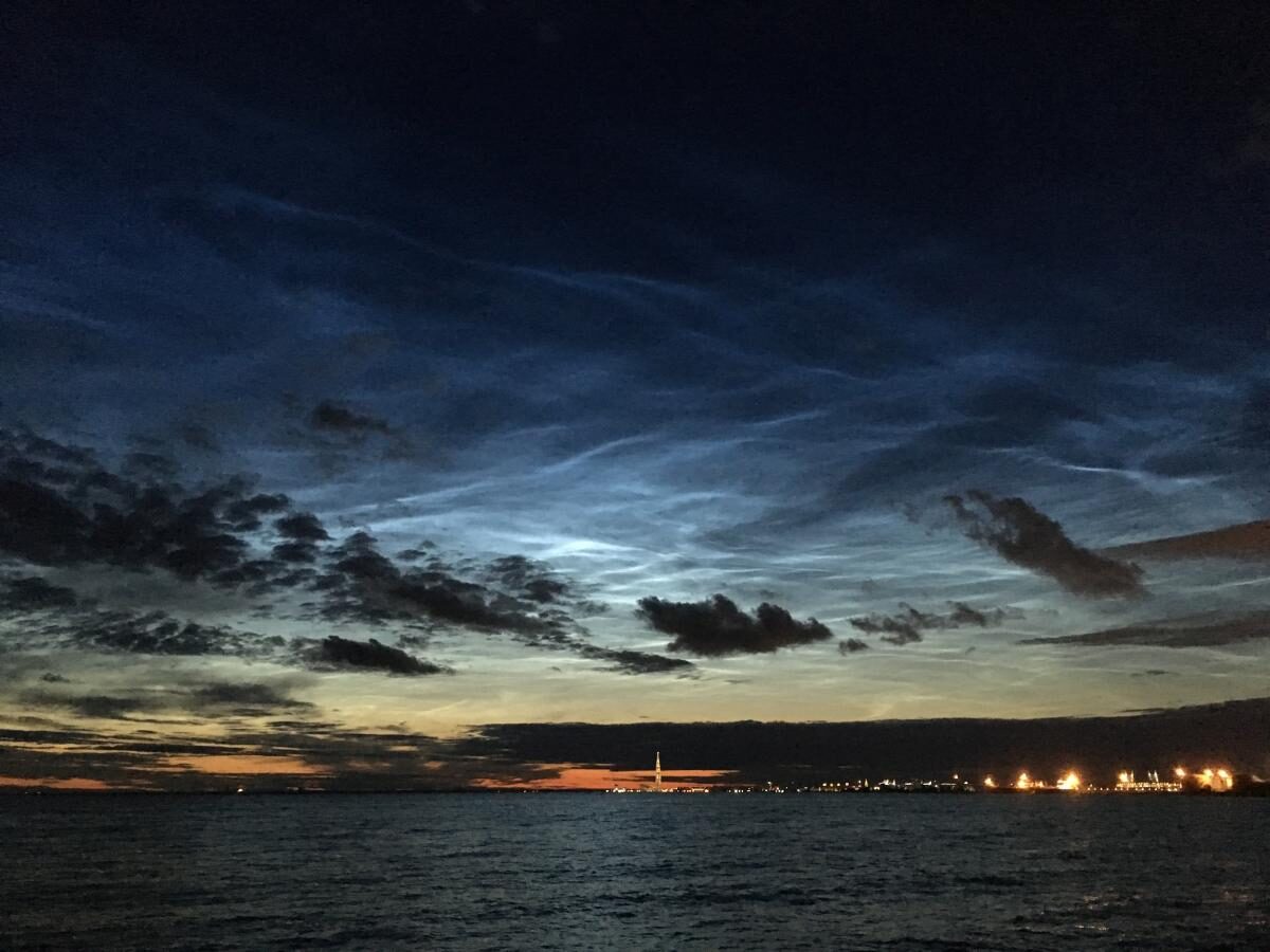 Серебристые облака над Финским заливом. Санкт-Петербург, 2022