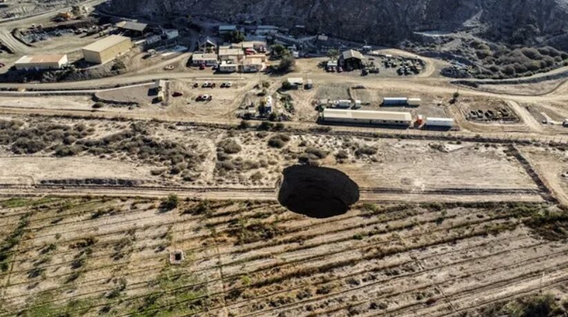 В пустыне Атакама появилась огромная воронка. Геологи не знают причину ее появления