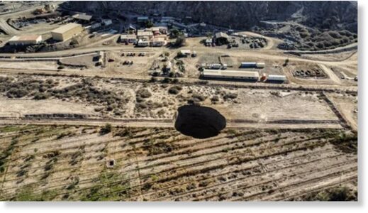 В пустыне Атакама появилась огромная воронка. Геологи не знают причину ее появления
