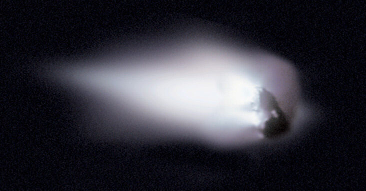 Photograph taken from the probe Giotto showing the nucleus of Halley's Comet​