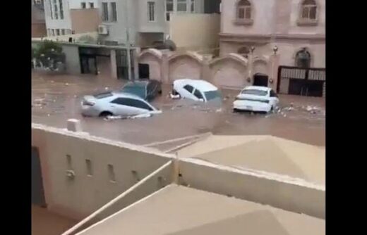 В связи с рекордными дождями в Джидде были задержаны рейсы, закрыты школы и заблокированы дороги в Мекку.