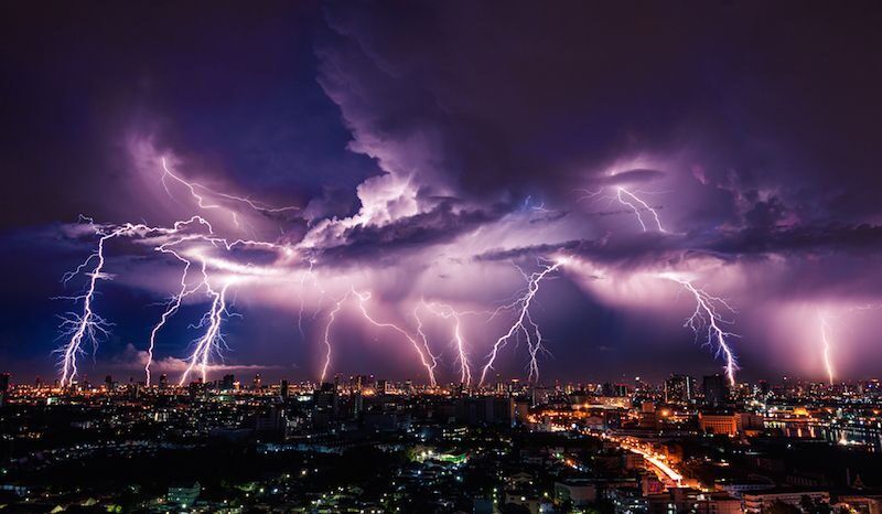 Нажмите, чтобы увеличить Vasin Lee A tornado surrounded by lightning bolts