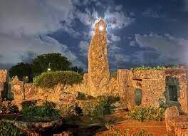 Coral Castle The Polaris telescope aligned with the Moon​