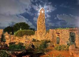 Нажмите, чтобы увеличить Coral Castle The Polaris telescope aligned with the Moon