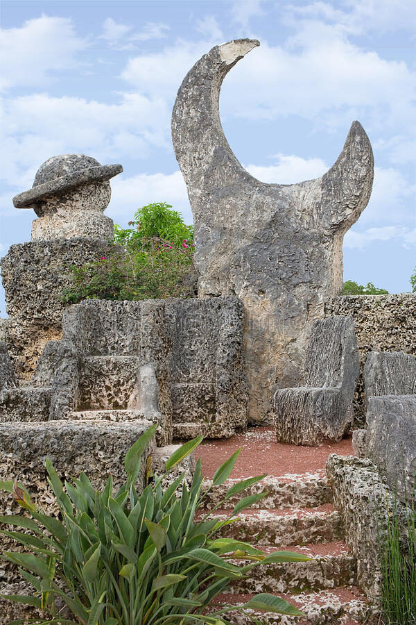 Нажмите, чтобы увеличить Dreamstime The Moon fountain sundial
