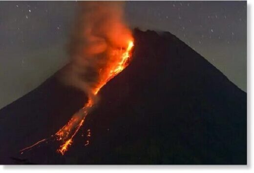 Индонезийский вулкан Мерапи извергает лаву