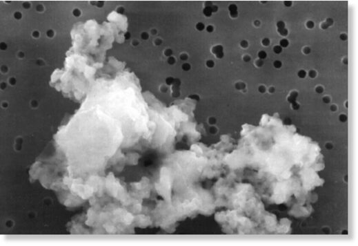 Межпланетная пылинка, обнаруженная в атмосфере. Легкие частицы не сгорают, поскольку не испытывают сильного трении о воздух