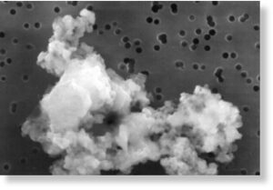Межпланетная пылинка, обнаруженная в атмосфере. Легкие частицы не сгорают, поскольку не испытывают сильного трении о воздух