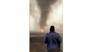 Огненные смерчи. Необычное явление сняли на видео во время пожара в Забайкалье