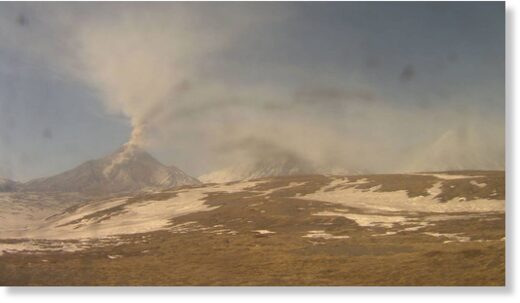 Вулкан Безымянный на Камчатке начал извергаться раскаленной лавой