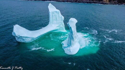 Мать-природа шутит: Гигантский айсберг в виде фаллоса удивил жителей Дилдо, Канада