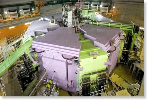 Riken RI Beam Factory ускоряет тяжелые изотопы в кольцевом циклотроне, с помощью сверхпроводящих магнито