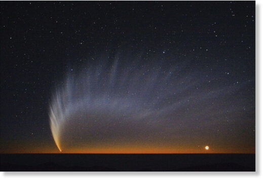 Комета Макнота (C/2006 P1) – долгопериодическая комета, открытая 7 августа 2006 года Робертом Макнотом. European Southern Observatory, Flickr.com, CC BY-NC-ND 2.0