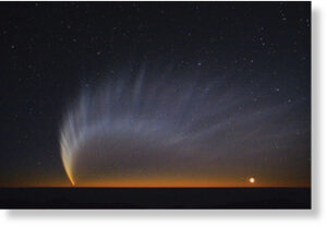 Комета Макнота (C/2006 P1) – долгопериодическая комета, открытая 7 августа 2006 года Робертом Макнотом. European Southern Observatory, Flickr.com, CC BY-NC-ND 2.0