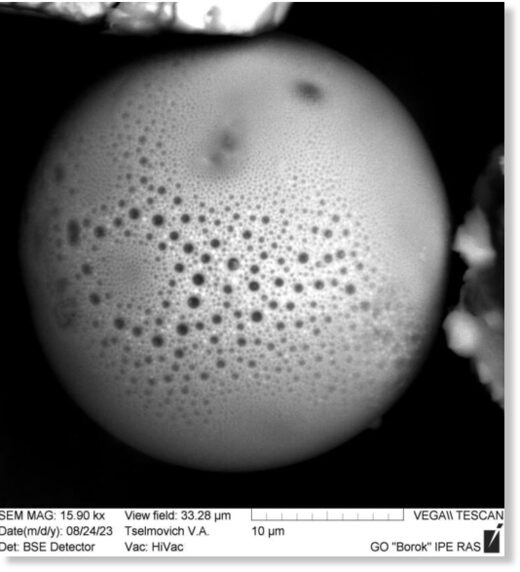 Фотография микрочастицы с алюмосиликатными «дырками», сделанная с помощью электронного микроскопа