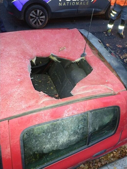 В Страсбурге метеорит пробил насквозь автомобиль