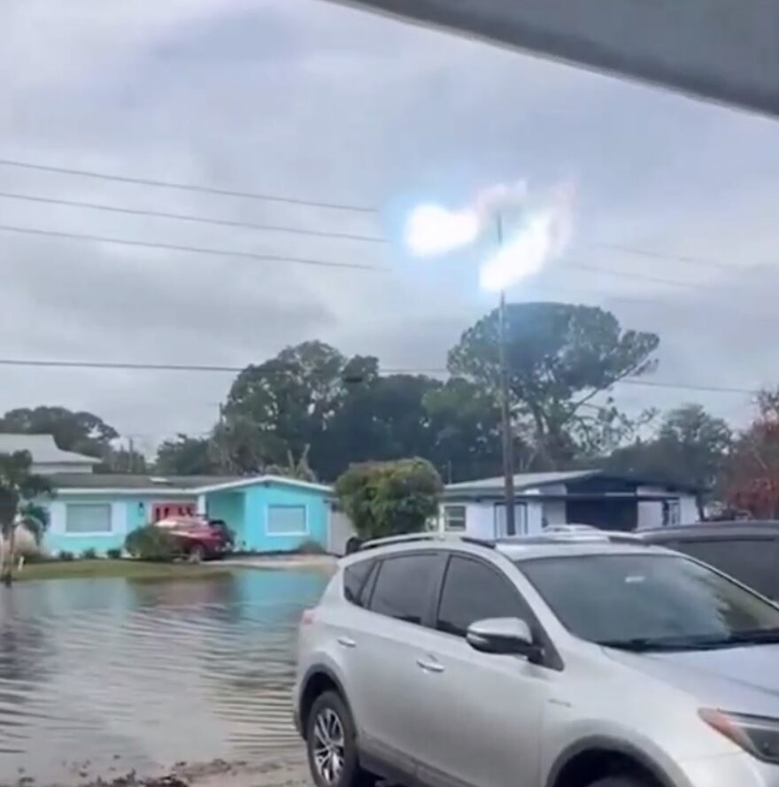 Огненный комок бежит по проводам: странное явление попало на видео в Сент-Питерсберге, Флорида