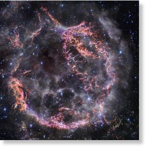 Остатки сверхновой Кассиопеи A, снятые в инфракрасном диапазоне телескопом «Джеймс Уэбб». Сверхновая вспыхнула на расстоянии около 11 тысяч световых лет от Земли