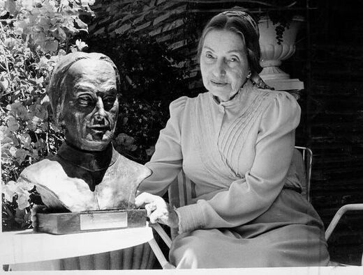 South African meteorologist and contactee Elizabeth Klarer with a bust of “Akon,” her allegedly “ET” companion.