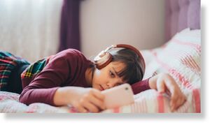 Обнаружена связь между экранным временем и маниакальными симптомами у детей