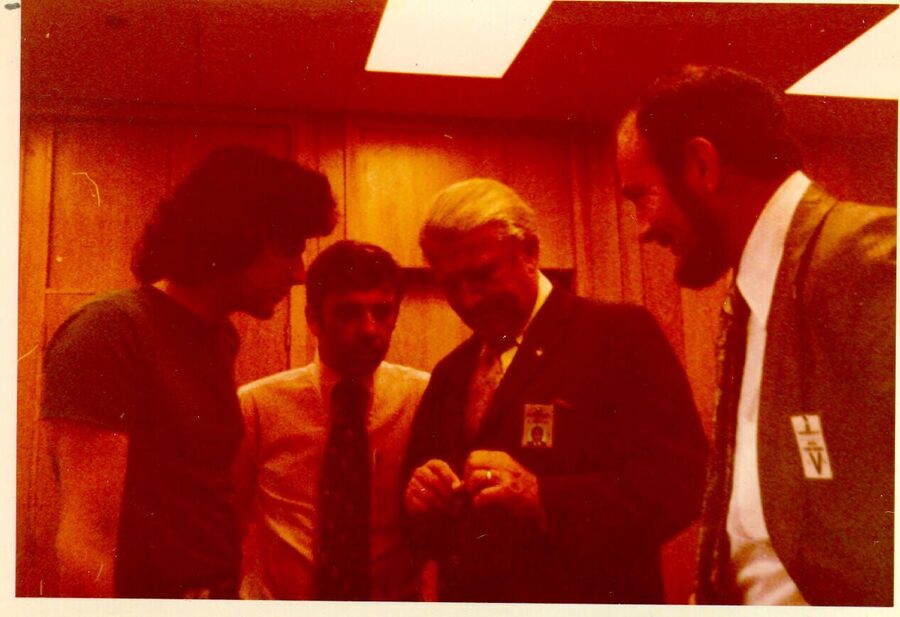 Нажмите, чтобы увеличить Wernher von Braun showing Uri Geller and Edgar Mitchell an alleged fragment of a UFO in 1974 at a NASA building.
